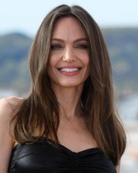Angelina Jolie va diriger Salma Hayek dans son prochain film
