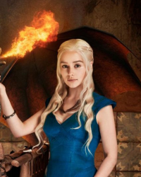 Emilia Clarke élue femme la plus désirable du monde