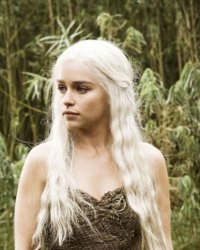Emilia Clarke se met au strip-tease pour James Franco