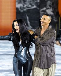 Olivier Rousteing frappe un grand coup et clôt le défilé Balmain au bras de Cher