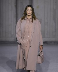 Carla Bruni éblouit par sa prestance lors du défilé de Tod's à Milan