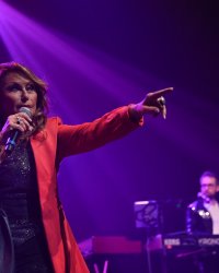 Julie Pietri regrette le "chantage" vécu par les chanteuses des années 1980