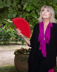 Amanda Lear : absente aux obsèques de sa mère, elle s'exprime sans regrets
