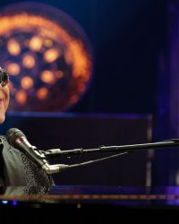 Elton John : le chanteur, bientôt star dans une série !