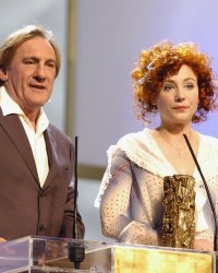 Enfant, Julie Depardieu avait "un peu honte" de son père
