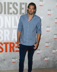 Camille Lacourt et Valérie Bègue, un couple infidèle ? Le nageur répond