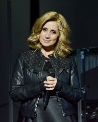 Lara Fabian s'affiche au naturel et séduit ses fans