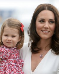 La princesse Charlotte est abonnée aux petites robes à fleurs
