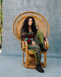 Cher : âgée de 75 ans, la chanteuse devient égérie de la marque UGG