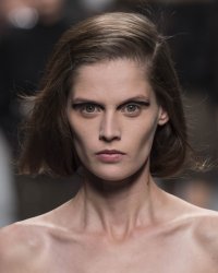 3 astuces pour raccourcir ses cheveux longs sans les couper