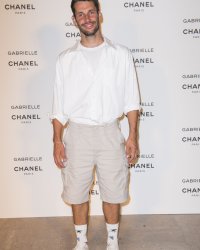 Jacquemus choisit sa grand-mère comme égérie de sa collection estivale