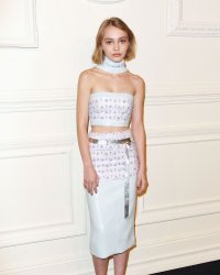 Lily-Rose Depp, très chic au premier rang du défilé Chanel