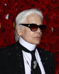Un an après sa mort, les stars saluent la mémoire de Karl Lagerfeld