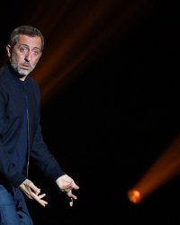 Gad Elmaleh victime de coliques néphrétiques : il raconte son hospitalisation
