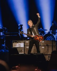 Paul McCartney s'est recueilli sur la tombe de Johnny Hallyday