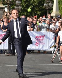 Emmanuel Macron sur Roger Federer : "Il m'arrive de porter sa tenue au tennis"