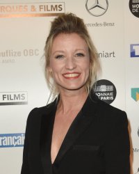 Alexandra Lamy complexée par sa beauté ? "Je me cachais avec des vêtements"