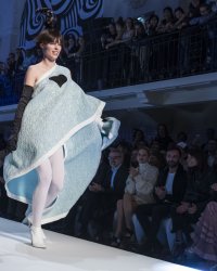 Quand Jean-Paul Gaultier fait défiler un adorable bébé mannequin et sa mère