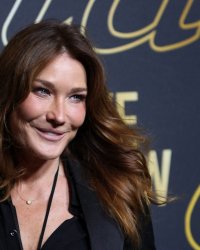 Carla Bruni égérie Balmain : elle dévoile son ventre à 54 ans