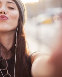 Se coller la lèvre supérieure : la nouvelle lubie sur Internet