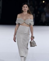 Laetitia Casta défile pour Jacquemus après 10 ans d'absence sur les podiums