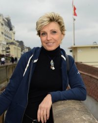 Evelyne Dhéliat évoque ses fans : "Ils savent qui je suis. Même avec le masque"