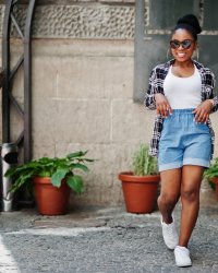Le bermuda en jean redevient tendance