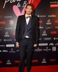 Camille Lacourt : quand les filles lui arrachaient sa chemise dans les bars