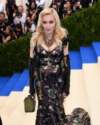 Madonna utilise le même masque pour son visage et... ses fesses