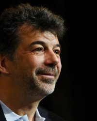 Stéphane Plaza : confiné, il adopte un nouveau look à la Chaplin