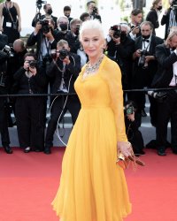 Helen Mirren sublime à 76 ans : elle dévoile tous ses secrets beauté