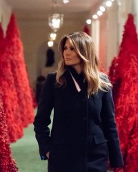 Melania Trump répond aux critiques sur les sapins rouges de la Maison-Blanche