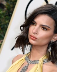 Emily Ratajkowski vole à la rescousse de Melania Trump