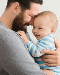 Congé paternité : pourquoi va-t-il être allongé ?