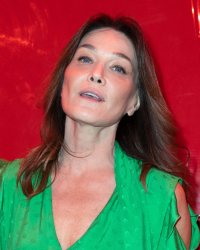 Carla Bruni présente un nouveau membre de la famille