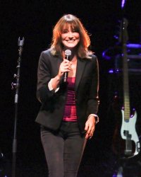Carla Bruni : sa pose insolite dans les toilettes des hommes