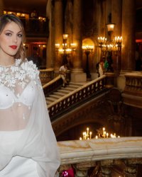 Iris Mittenaere dit tout sur son baiser torride avec Elsa Esnoult à la télé