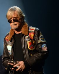 Renaud sort une chanson sur le coronavirus et défend le professeur Raoult