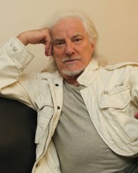 Hugues Aufray : ses confidences émouvantes sur la mort de son frère aîné