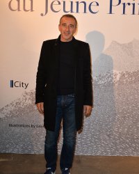 Critiqué après une vidéo, Elie Semoun répond sèchement à ses détracteurs