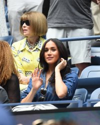 Meghan Markle s'affiche dans une robe en jean à moins de 100 euros
