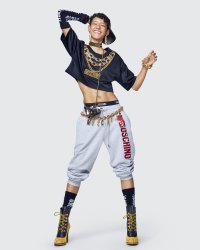 Paillettes et préservatifs, découvrez la collaboration H&M x Moschino
