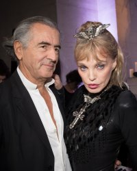 Arielle Dombasle et Bernard-Henri Lévy "embarrassés" d'être ensemble à la télé