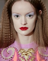 Tendance coiffure : les cheveux gaufrés sont de retour !