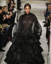 Naomi Campbell défile seins nus pour Valentino devant Céline Dion émue
