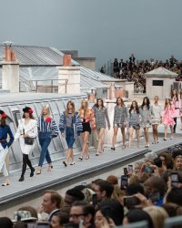 Défilé Chanel : une spectatrice s'incruste sur le podium