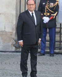 Hommage à Jacques Chirac : qu'a bien pu dire François Hollande à Carla Bruni ?