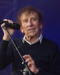 Alain Souchon : ses rares confidences sur sa mère emportée par Alzheimer