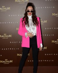 Nabilla, enceinte, fait sensation en robe moulante