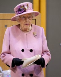 Elizabeth II : son état de santé inquiète, Boris Johnson se montre rassurant